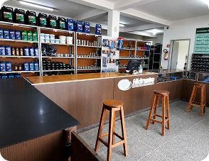 Interior e balcão da loja Hidraniro